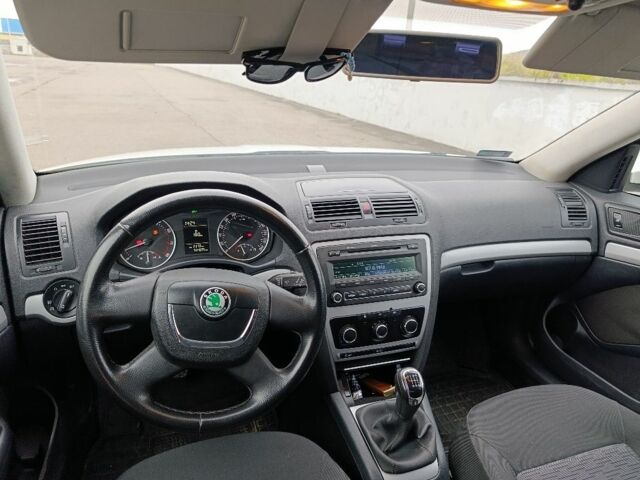 Белый Шкода Октавия, объемом двигателя 1.2 л и пробегом 305 тыс. км за 5900 $, фото 4 на Automoto.ua