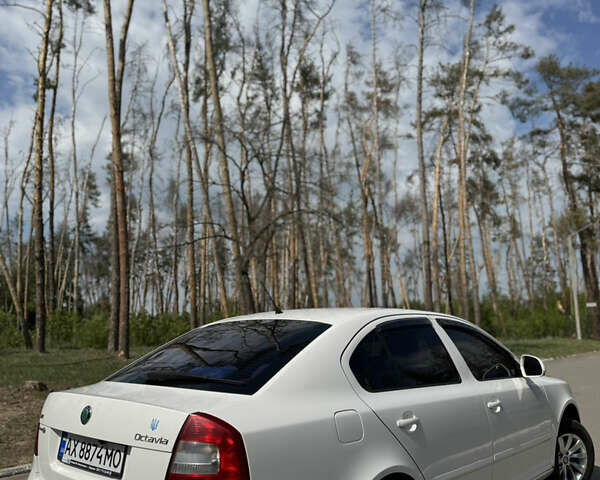 Белый Шкода Октавия, объемом двигателя 1.6 л и пробегом 180 тыс. км за 8000 $, фото 4 на Automoto.ua