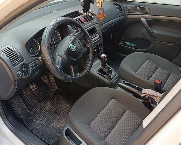 Білий Шкода Октавія, об'ємом двигуна 1.6 л та пробігом 285 тис. км за 7950 $, фото 29 на Automoto.ua