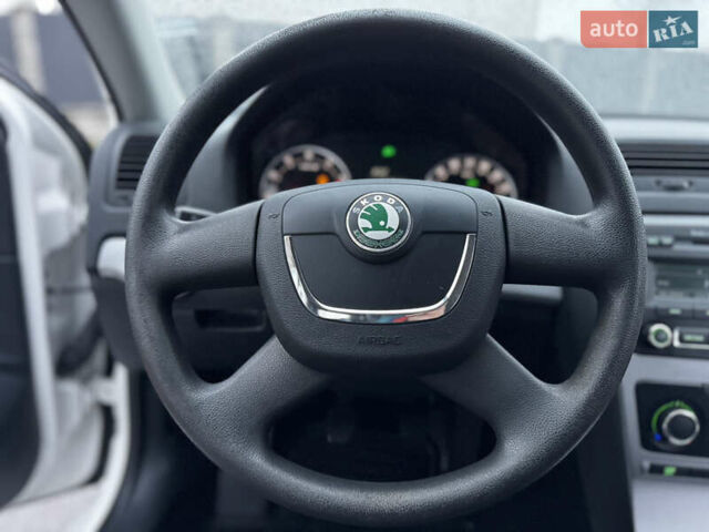 Белый Шкода Октавия, объемом двигателя 1.8 л и пробегом 37 тыс. км за 10900 $, фото 41 на Automoto.ua