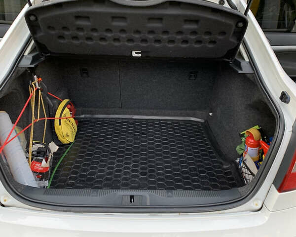 Білий Шкода Октавія, об'ємом двигуна 1.6 л та пробігом 294 тис. км за 7100 $, фото 5 на Automoto.ua