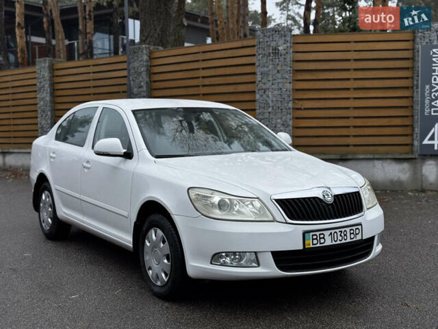 Белый Шкода Октавия, объемом двигателя 1.8 л и пробегом 37 тыс. км за 10900 $, фото 4 на Automoto.ua