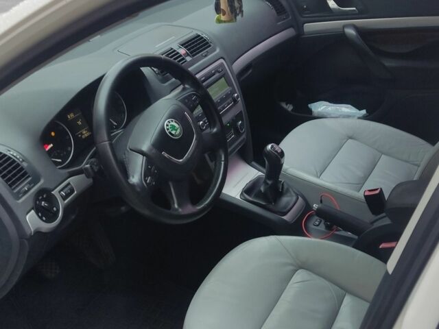Білий Шкода Октавія, об'ємом двигуна 1.8 л та пробігом 224 тис. км за 8900 $, фото 5 на Automoto.ua