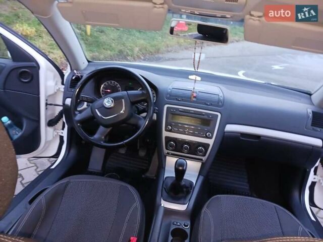 Белый Шкода Октавия, объемом двигателя 1.9 л и пробегом 285 тыс. км за 9000 $, фото 4 на Automoto.ua