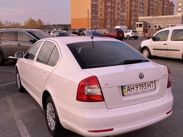 Белый Шкода Октавия, объемом двигателя 1.8 л и пробегом 56 тыс. км за 12000 $, фото 1 на Automoto.ua