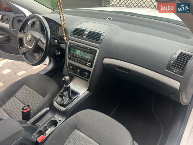 Білий Шкода Октавія, об'ємом двигуна 1.6 л та пробігом 313 тис. км за 7950 $, фото 40 на Automoto.ua