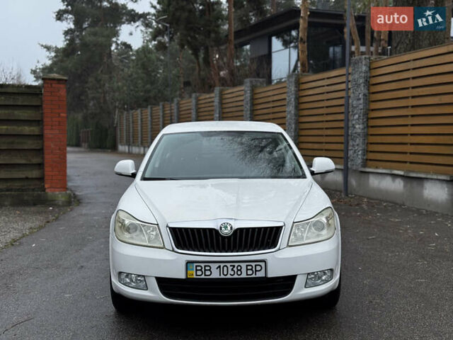 Белый Шкода Октавия, объемом двигателя 1.8 л и пробегом 37 тыс. км за 10900 $, фото 2 на Automoto.ua