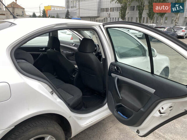 Шкода Октавия 2012 в Днепре (Днепропетровске) на Automoto.ua Белый Шкода Октавия, объемом двигателя 1.8 л и пробегом 279 тыс. км за 7500 $, фото 5 на Automoto.ua
