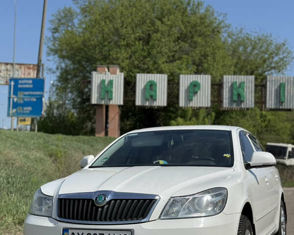 Белый Шкода Октавия, объемом двигателя 1.6 л и пробегом 180 тыс. км за 8000 $, фото 1 на Automoto.ua