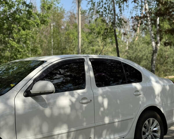 Белый Шкода Октавия, объемом двигателя 1.6 л и пробегом 180 тыс. км за 8000 $, фото 2 на Automoto.ua