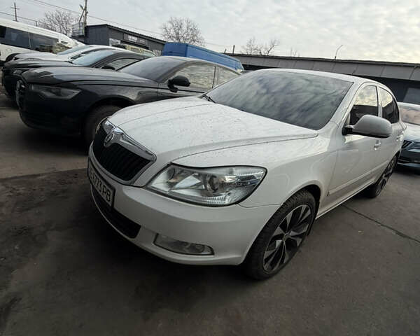 Белый Шкода Октавия, объемом двигателя 1.8 л и пробегом 170 тыс. км за 10000 $, фото 1 на Automoto.ua