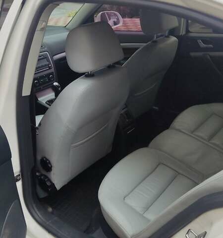 Белый Шкода Октавия, объемом двигателя 1.8 л и пробегом 225 тыс. км за 8700 $, фото 4 на Automoto.ua