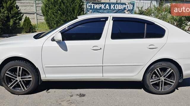 Шкода Октавия 2012 в Запорожье на Automoto.ua Белый Шкода Октавия, объемом двигателя 1.8 л и пробегом 240 тыс. км за 10800 $, фото 1 на Automoto.ua
