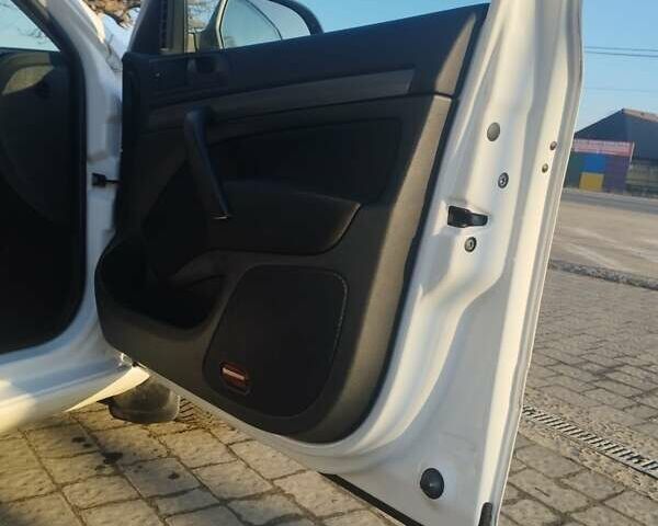 Белый Шкода Октавия, объемом двигателя 1.6 л и пробегом 219 тыс. км за 6900 $, фото 9 на Automoto.ua