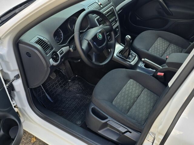 Белый Шкода Октавия, объемом двигателя 2 л и пробегом 180 тыс. км за 8700 $, фото 3 на Automoto.ua