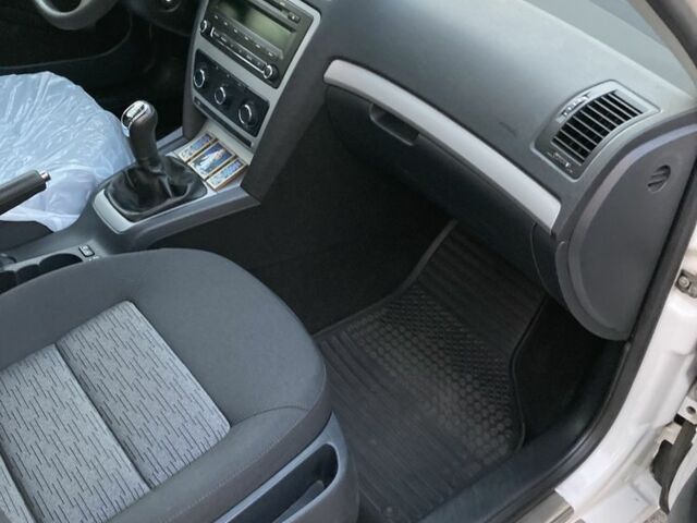 Белый Шкода Октавия, объемом двигателя 1.8 л и пробегом 56 тыс. км за 12000 $, фото 4 на Automoto.ua