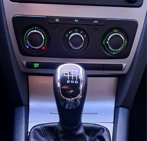 Белый Шкода Октавия, объемом двигателя 1.8 л и пробегом 83 тыс. км за 8800 $, фото 5 на Automoto.ua