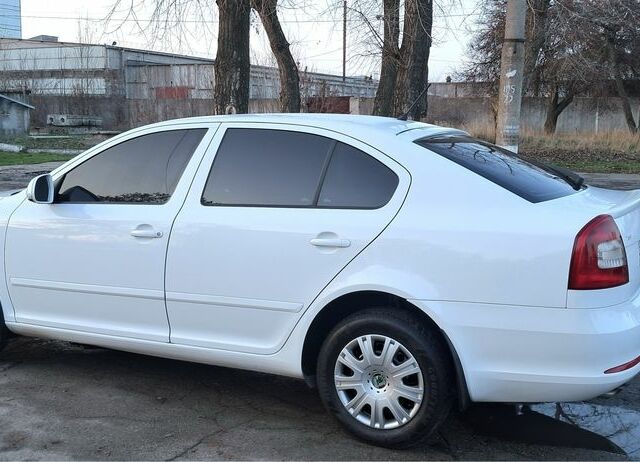 Белый Шкода Октавия, объемом двигателя 1.8 л и пробегом 83 тыс. км за 8800 $, фото 1 на Automoto.ua