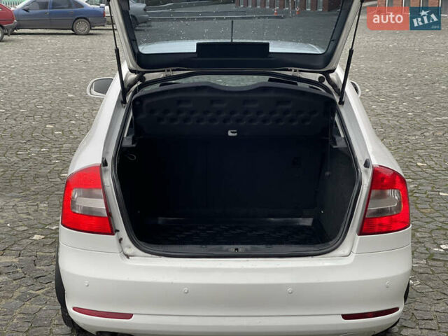 Белый Шкода Октавия, объемом двигателя 1.8 л и пробегом 188 тыс. км за 6500 $, фото 19 на Automoto.ua