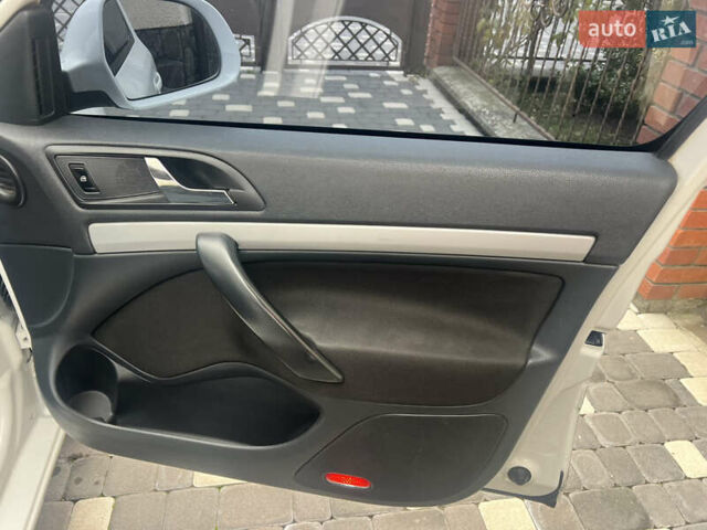 Білий Шкода Октавія, об'ємом двигуна 1.6 л та пробігом 313 тис. км за 7950 $, фото 44 на Automoto.ua