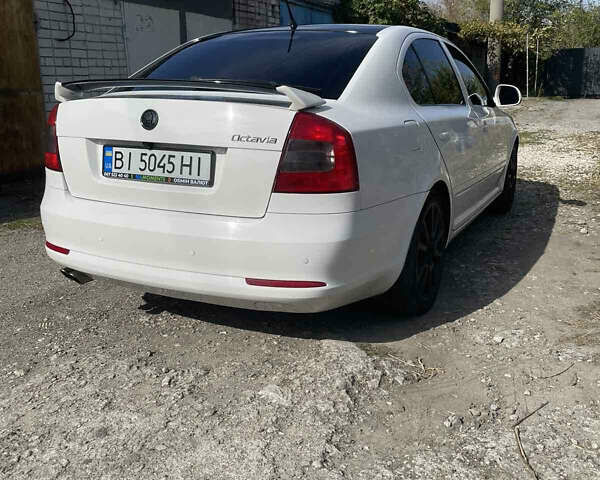 Шкода Октавия 2012 в Днепре (Днепропетровске) на Automoto.ua Белый Шкода Октавия, объемом двигателя 1.8 л и пробегом 225 тыс. км за 9000 $, фото 3 на Automoto.ua