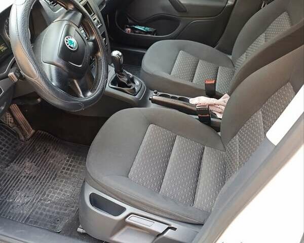 Білий Шкода Октавія, об'ємом двигуна 1.6 л та пробігом 285 тис. км за 7950 $, фото 30 на Automoto.ua