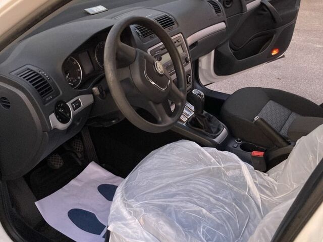 Белый Шкода Октавия, объемом двигателя 1.8 л и пробегом 56 тыс. км за 12000 $, фото 3 на Automoto.ua
