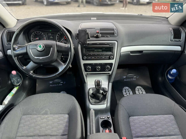 Белый Шкода Октавия, объемом двигателя 1.6 л и пробегом 239 тыс. км за 7999 $, фото 6 на Automoto.ua