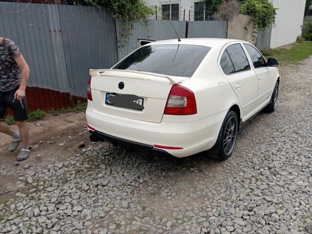 Білий Шкода Октавія, об'ємом двигуна 1.8 л та пробігом 220 тис. км за 13800 $, фото 1 на Automoto.ua