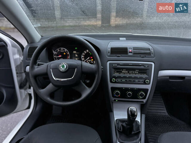 Белый Шкода Октавия, объемом двигателя 1.8 л и пробегом 37 тыс. км за 10900 $, фото 38 на Automoto.ua