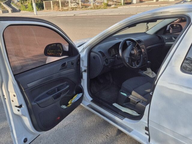 Білий Шкода Октавія, об'ємом двигуна 1.6 л та пробігом 280 тис. км за 7000 $, фото 11 на Automoto.ua