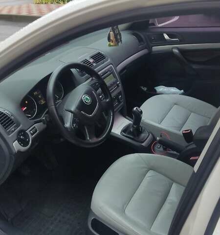 Белый Шкода Октавия, объемом двигателя 1.8 л и пробегом 225 тыс. км за 8700 $, фото 3 на Automoto.ua