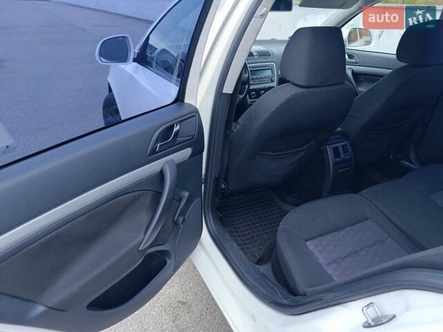 Білий Шкода Октавія, об'ємом двигуна 1.2 л та пробігом 305 тис. км за 5900 $, фото 6 на Automoto.ua
