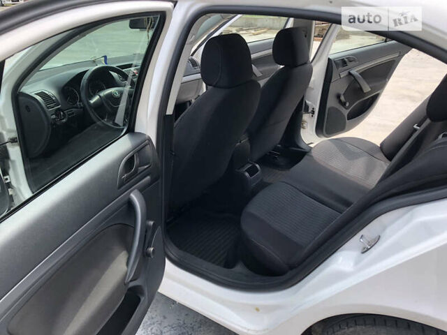 Білий Шкода Октавія, об'ємом двигуна 1.6 л та пробігом 350 тис. км за 7800 $, фото 5 на Automoto.ua