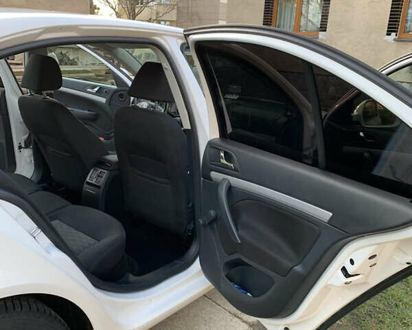 Білий Шкода Октавія, об'ємом двигуна 1.6 л та пробігом 294 тис. км за 7100 $, фото 9 на Automoto.ua