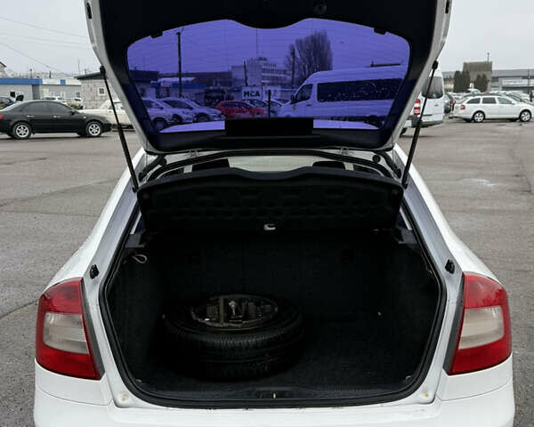 Білий Шкода Октавія, об'ємом двигуна 1.6 л та пробігом 171 тис. км за 8300 $, фото 10 на Automoto.ua