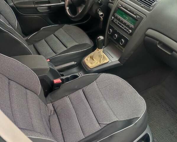 Белый Шкода Октавия, объемом двигателя 1.6 л и пробегом 286 тыс. км за 7500 $, фото 4 на Automoto.ua