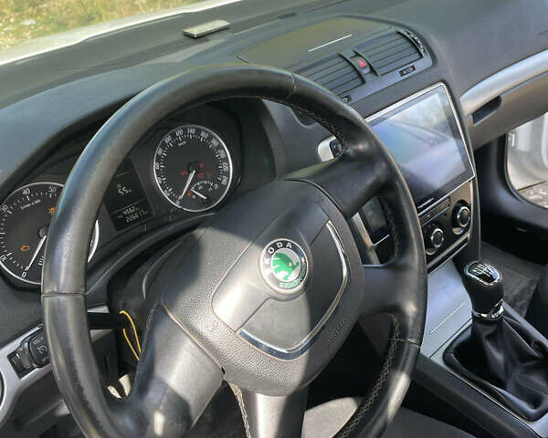 Шкода Октавия 2012 в Днепре (Днепропетровске) на Automoto.ua Белый Шкода Октавия, объемом двигателя 1.8 л и пробегом 225 тыс. км за 9000 $, фото 4 на Automoto.ua