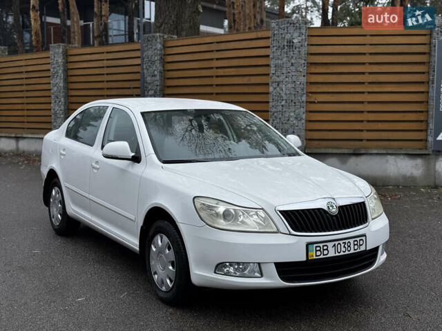 Белый Шкода Октавия, объемом двигателя 1.8 л и пробегом 37 тыс. км за 10900 $, фото 3 на Automoto.ua