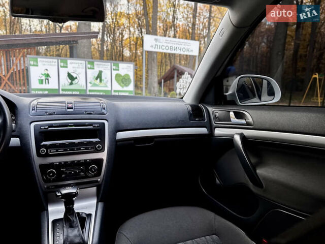 Белый Шкода Октавия, объемом двигателя 2 л и пробегом 223 тыс. км за 10700 $, фото 44 на Automoto.ua
