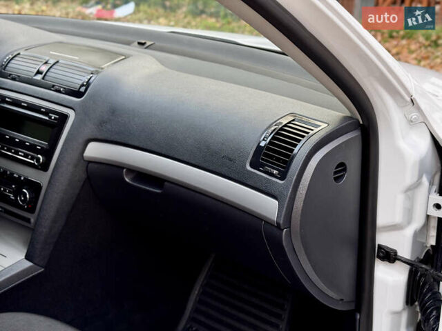 Белый Шкода Октавия, объемом двигателя 2 л и пробегом 223 тыс. км за 10600 $, фото 29 на Automoto.ua