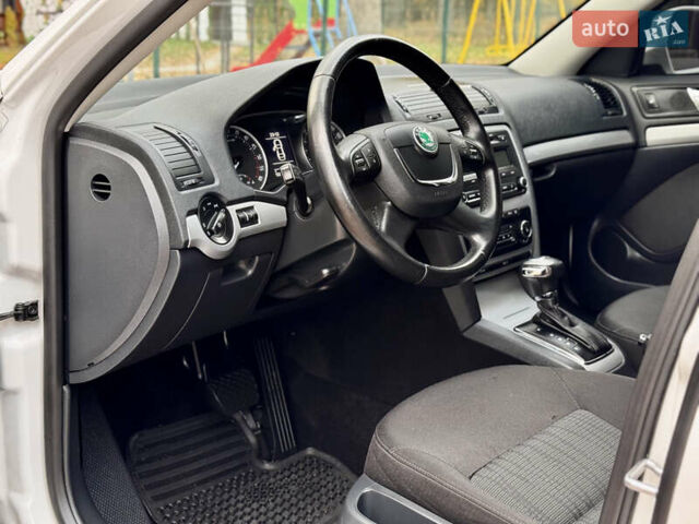 Белый Шкода Октавия, объемом двигателя 2 л и пробегом 223 тыс. км за 10600 $, фото 17 на Automoto.ua