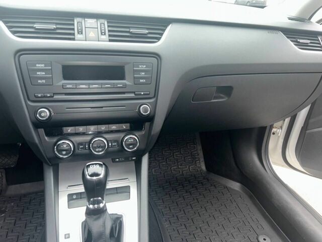 Белый Шкода Октавия, объемом двигателя 1.8 л и пробегом 217 тыс. км за 10000 $, фото 4 на Automoto.ua