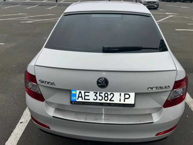 Белый Шкода Октавия, объемом двигателя 1.8 л и пробегом 217 тыс. км за 10000 $, фото 1 на Automoto.ua