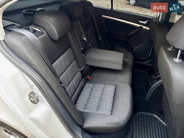 Белый Шкода Октавия, объемом двигателя 2 л и пробегом 223 тыс. км за 10600 $, фото 38 на Automoto.ua