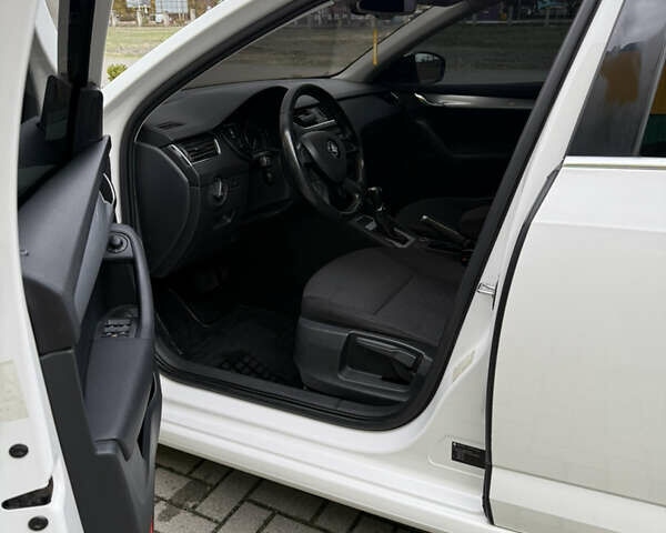 Шкода Октавия 2013 в Мукачеве на Automoto.ua Белый Шкода Октавия, объемом двигателя 1.6 л и пробегом 325 тыс. км за 10999 $, фото 14 на Automoto.ua