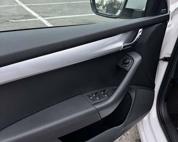 Білий Шкода Октавія, об'ємом двигуна 1.6 л та пробігом 227 тис. км за 10900 $, фото 24 на Automoto.ua