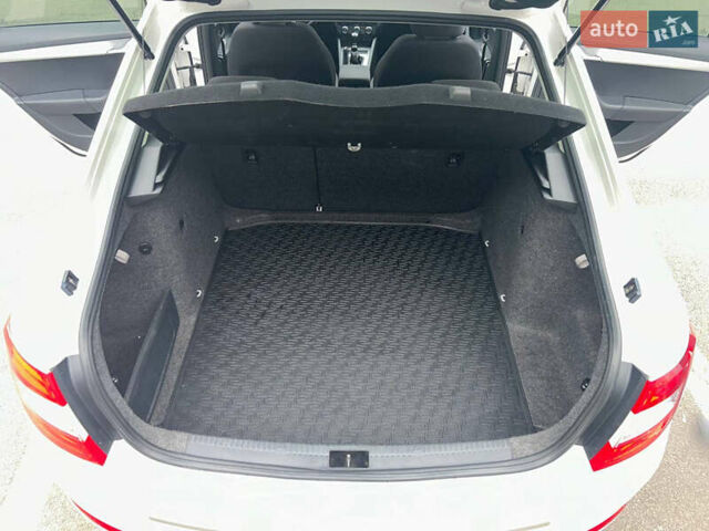 Белый Шкода Октавия, объемом двигателя 1.8 л и пробегом 217 тыс. км за 10000 $, фото 3 на Automoto.ua