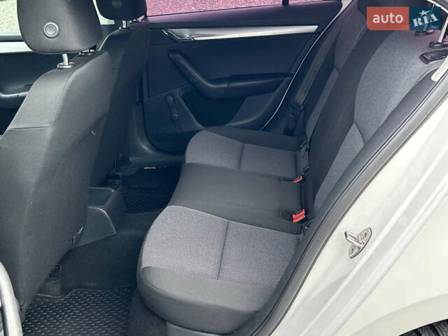 Білий Шкода Октавія, об'ємом двигуна 1.6 л та пробігом 275 тис. км за 8999 $, фото 14 на Automoto.ua