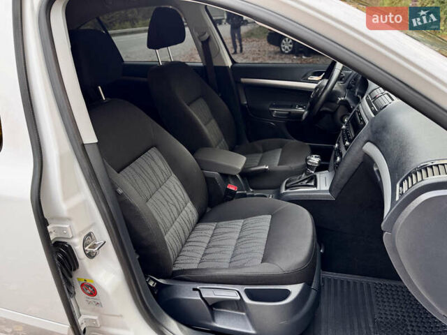 Белый Шкода Октавия, объемом двигателя 2 л и пробегом 223 тыс. км за 10700 $, фото 46 на Automoto.ua